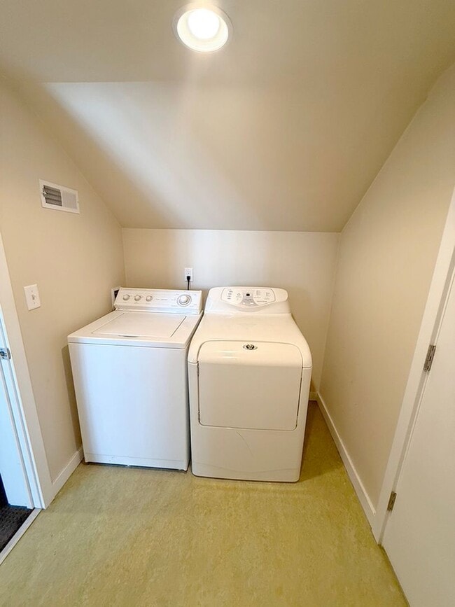 Building Photo - Charming Southside 2 Bedroom, 2.5 Bath Townhome