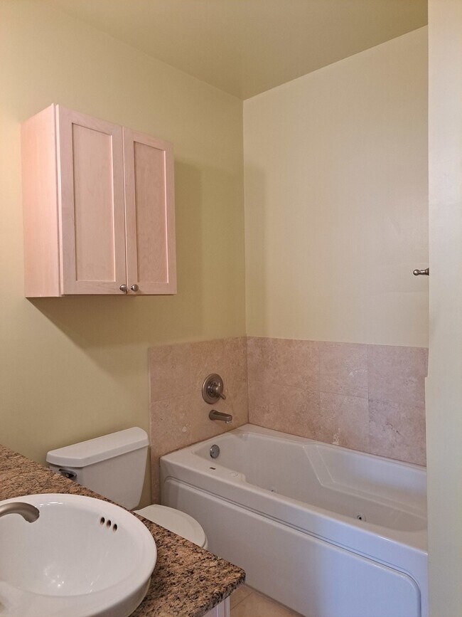 Building Photo - 915 S Oak Park Ave