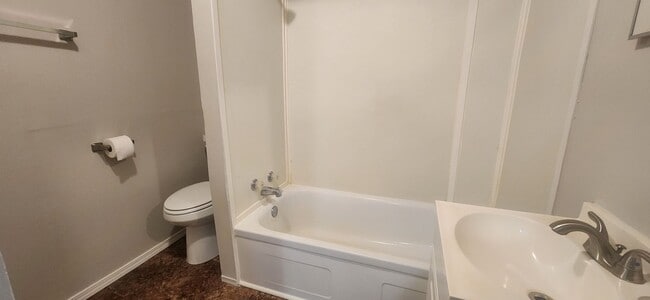 Building Photo - Cozy One Bedroom/One Bath Home