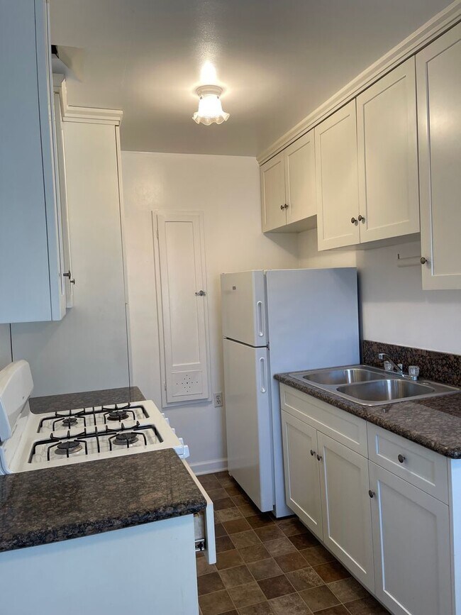 Building Photo - Large 1 Bedroom 1 Bath in Los Feliz!