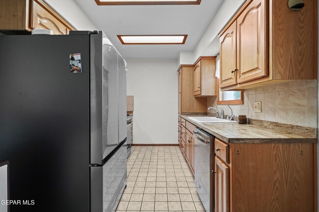 Building Photo - 5660 Longview Dr