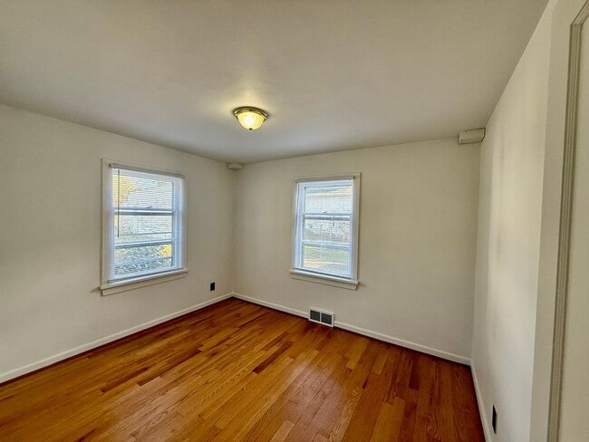 Building Photo - Spacious 2 bed/ 1 bath Home with Fenced Yard $2550/mo.