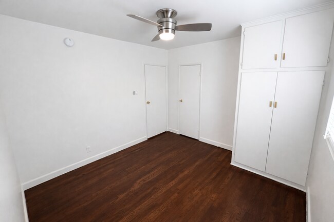 Building Photo - Remodeled 2BR in NoHo – Brand New Kitchen, 2 Parking Spaces, Walk to NoHo West Mall