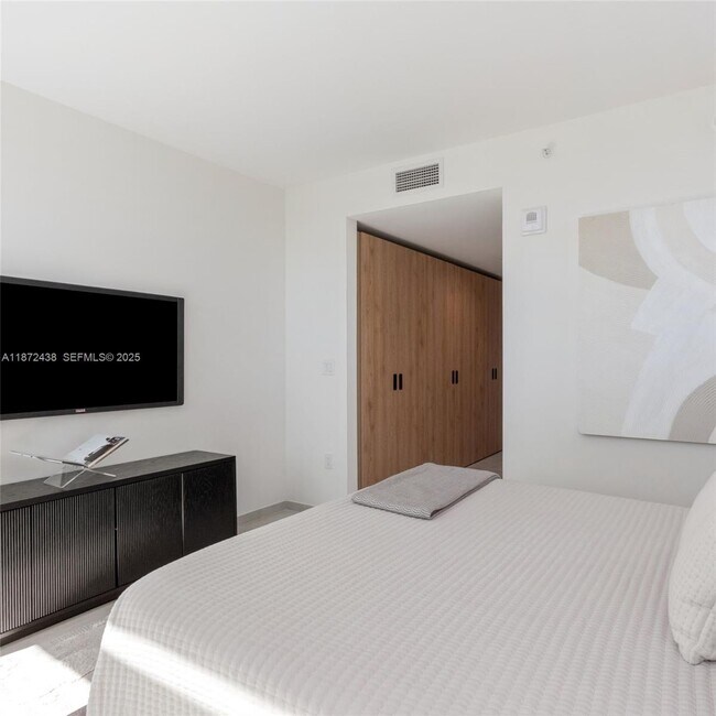 Building Photo - 10281 W Bay Harbor Dr