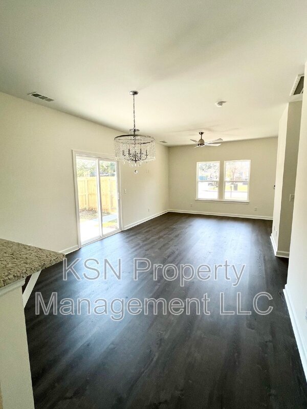 Building Photo - 2204 Iowa St
