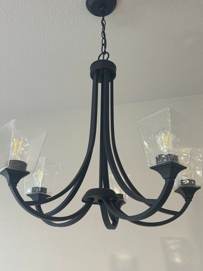 Building Photo - 3/2/2 - FIREPLACE - MUDROOM - GODLEY ISD