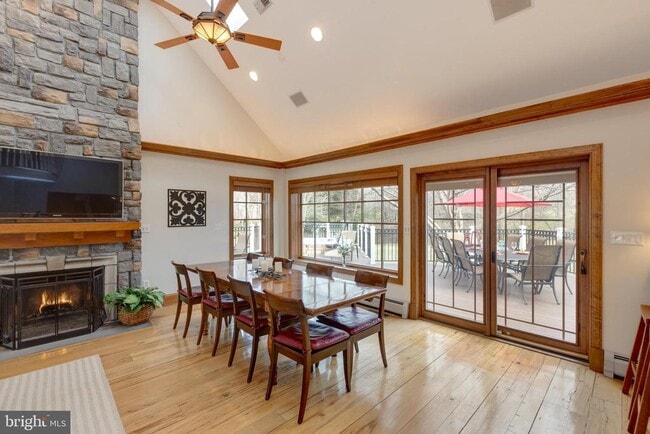 Building Photo - 1057 Vista Dr
