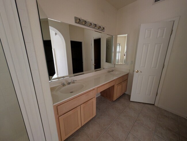 Building Photo - Pointe Tapatio 3br with garage