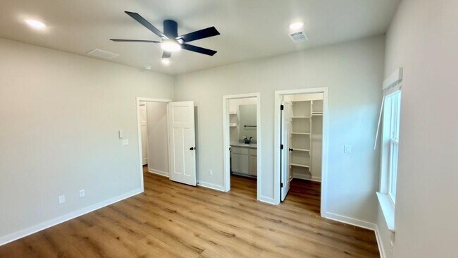 Building Photo - 512 Cosmos St