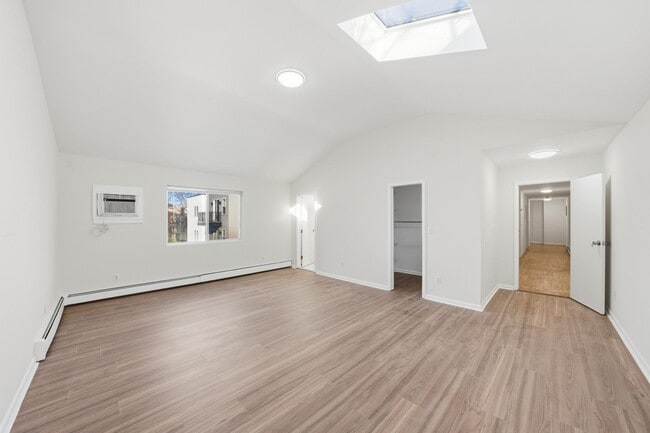 Building Photo - 191 Griffith St