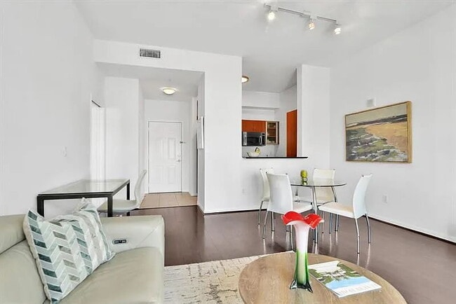 Building Photo - "Chic 1-Bedroom Gem in Prime Boca Raton Location – Ready to Impress!"