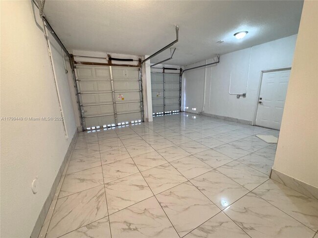 Building Photo - 15520 SW 11th Terrace