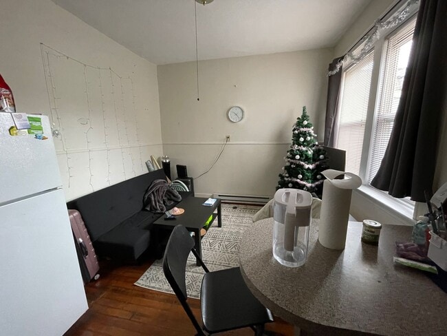 Building Photo - 2Br/1Bth, Right on Green Line E, walk to G...