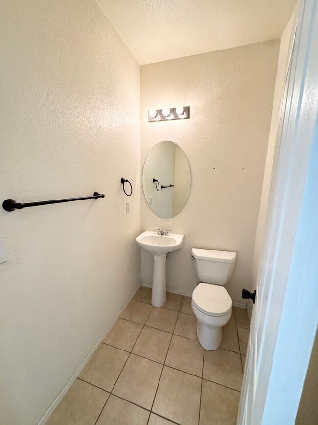 Building Photo - THREE BEDROOM TWO AND A HALF BATH POOL USE SEE VIDEO