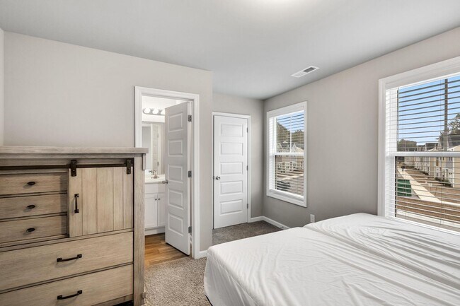 Building Photo - Furnished rental available now!!