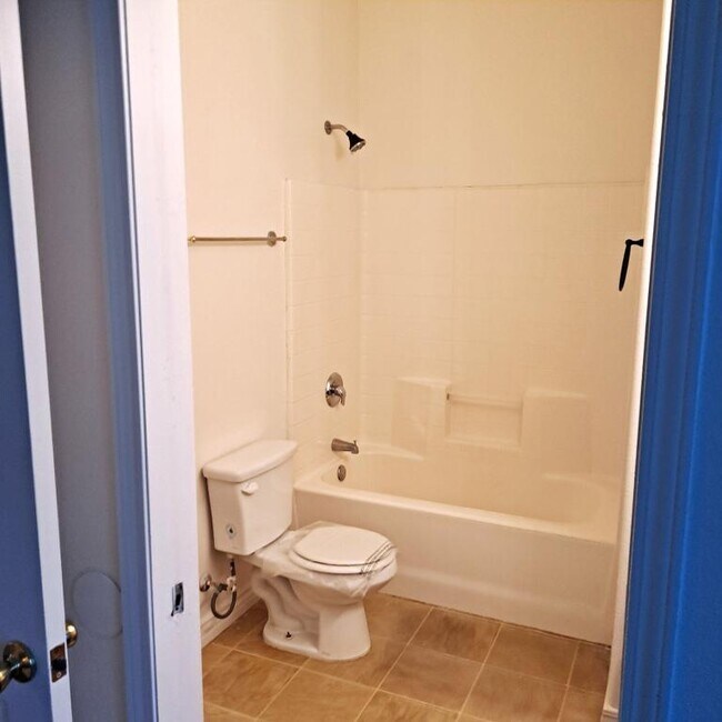 Building Photo - 640 E Shaver St