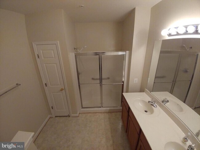Building Photo - 2610 Chapel Lake Dr
