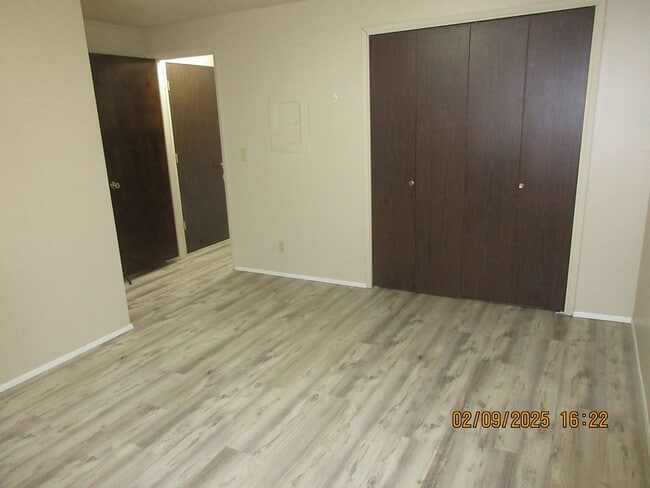 Building Photo - Updated, spacious one bedroom