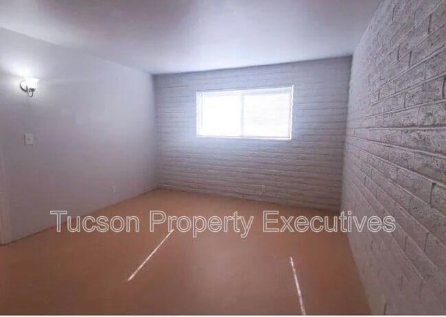 Building Photo - 319 E Blacklidge Dr