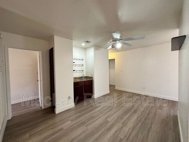 Building Photo - 8787 E Mountain View Rd