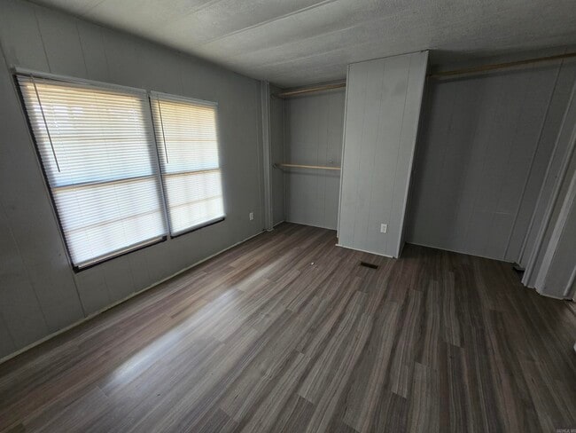 Building Photo - 301 SE 3rd St