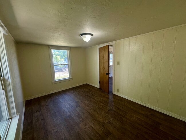 Building Photo - 1 Bedroom house on large lot in quiet neig...