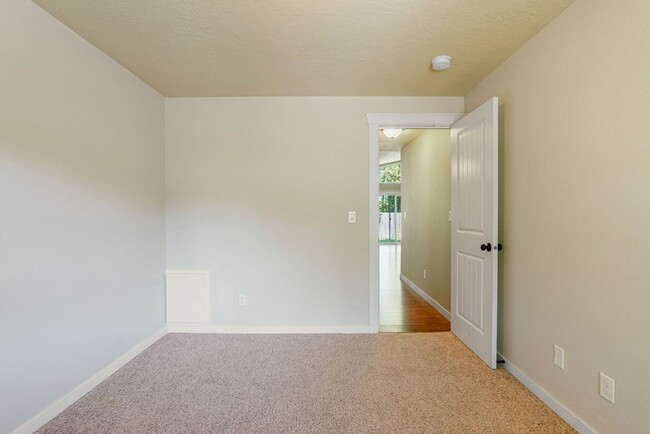 Building Photo - Well-Kept 3 bed, 2 bath home in South Salem