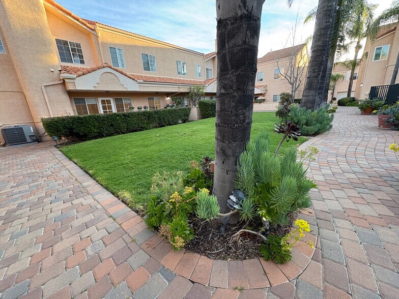 Building Photo - 5200 White Oak Ave