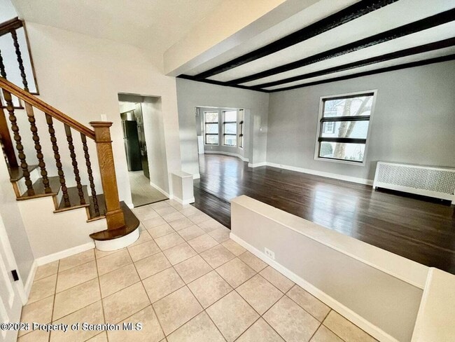 Building Photo - 304 E Elm St