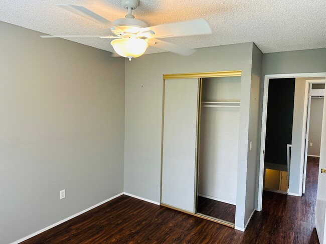 Building Photo - Charming Condo Conveniently Located