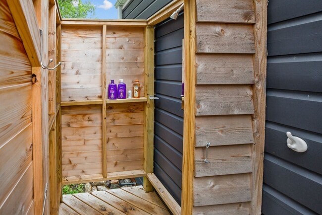 Building Photo - Modern Furnished Cottage Located Downtown!