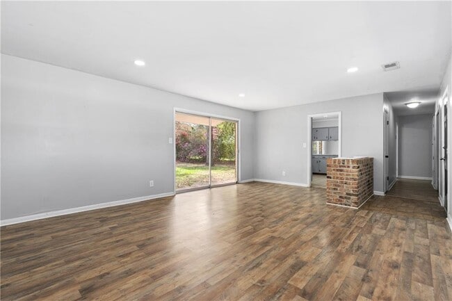 Building Photo - 207 Cache Cir