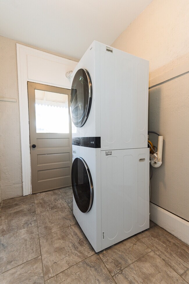 Building Photo - 1 Parkview St