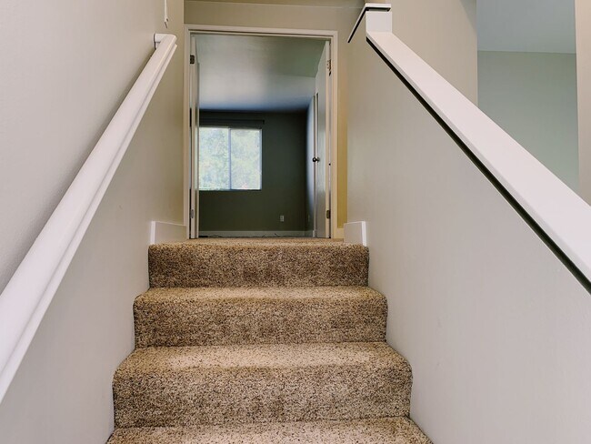 Building Photo - 3Bd/2.5Ba Kirkland Townhome