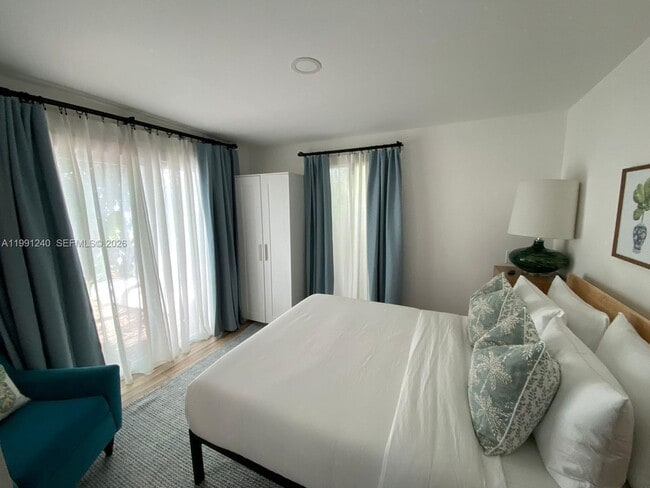 Building Photo - 1121 NE 1st Ave.