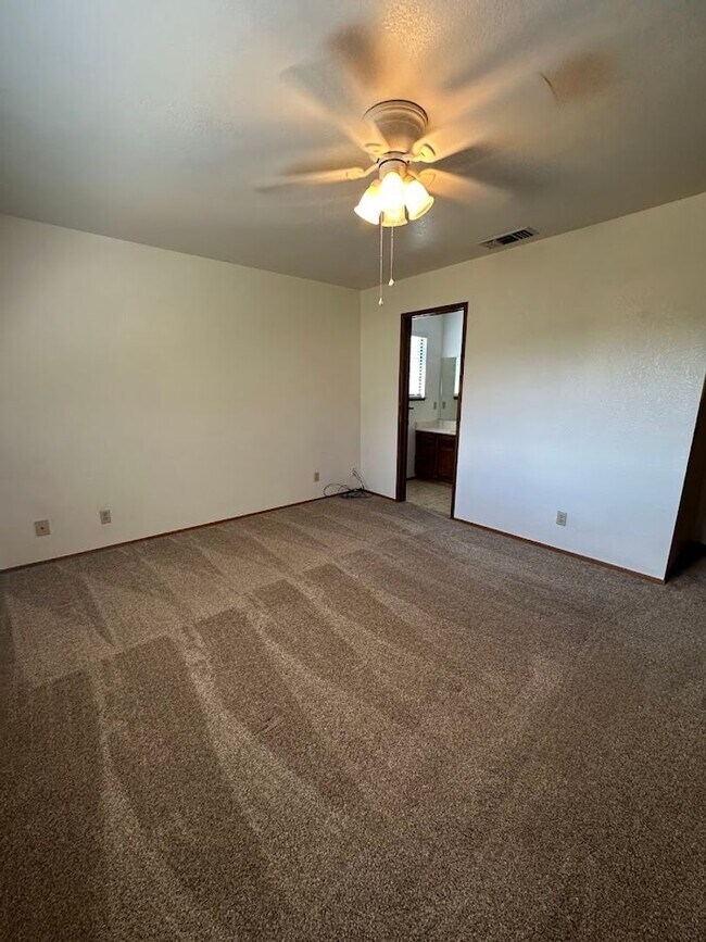 Building Photo - Nice well cared for home in desirable Edge...
