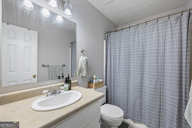 Building Photo - 2076 Lake Ridge Terrace