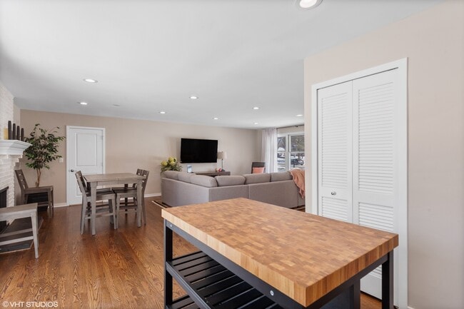 Building Photo - 1915 Farmington Ct