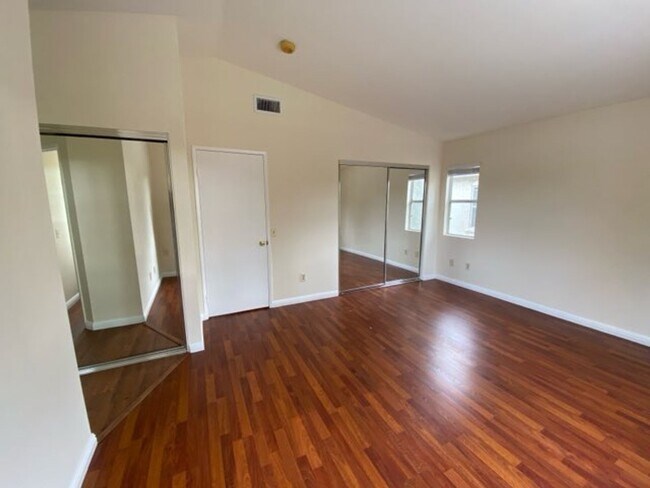 Building Photo - Spacious 4 bed/3 Bath in Oceanside!