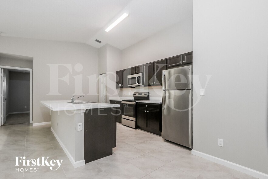 Building Photo - 623 SW Homeland Rd