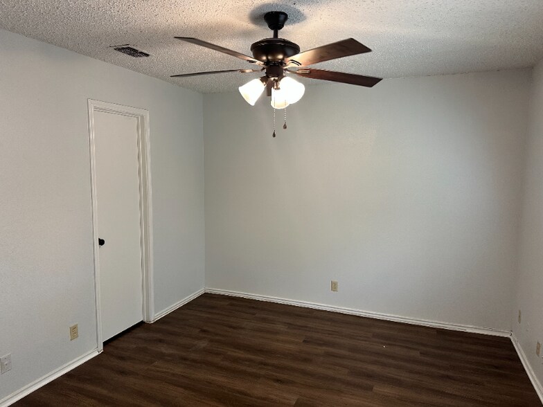 Building Photo - 5514 Lochmoor