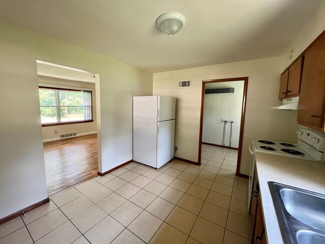 Building Photo - 2 Bedroom / 1 Bath House located in a Quie...