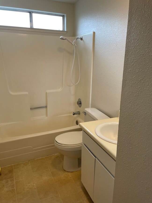 Building Photo - 3 Bedroom 2 Bath available this Summer!