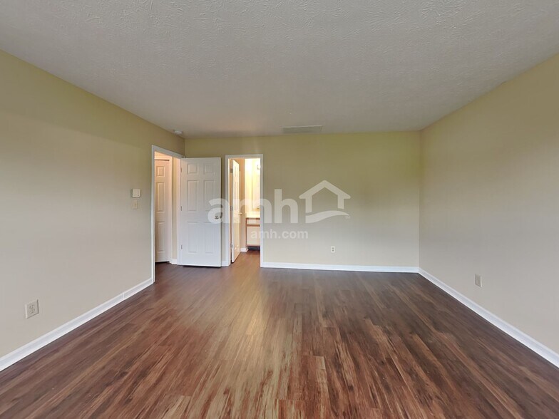 Building Photo - 10917 Snowdrop Way