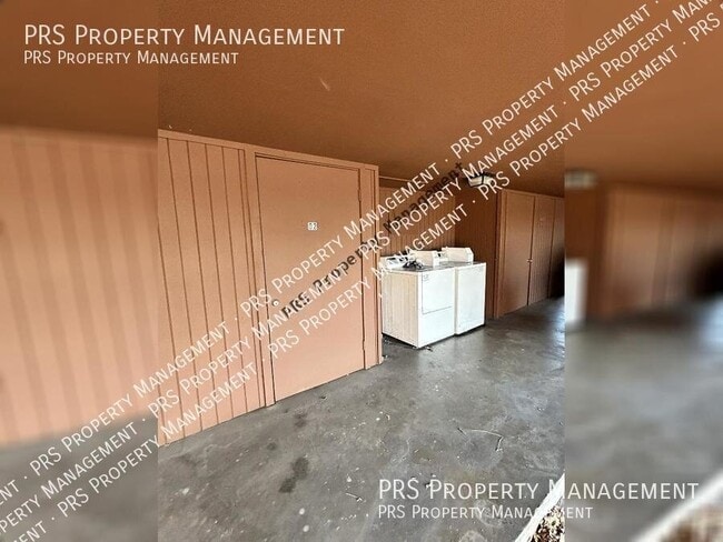 Building Photo - 2652 E Oakleaf Dr