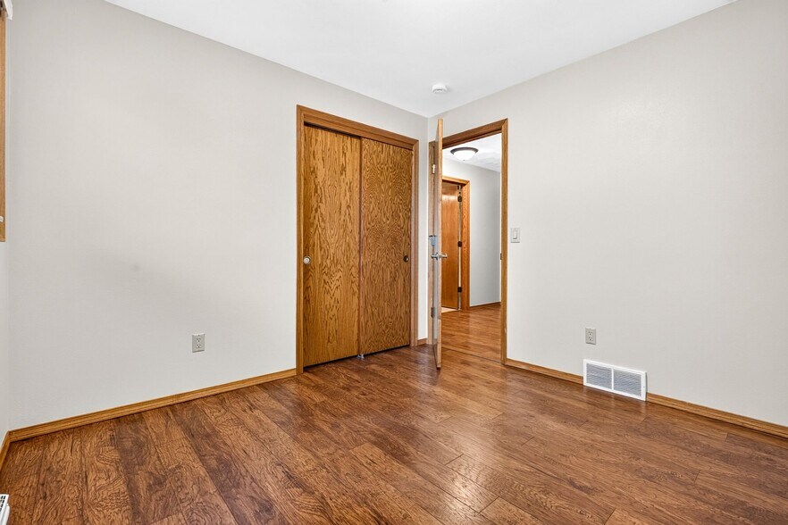 Building Photo - 3033 W Hiawatha Dr
