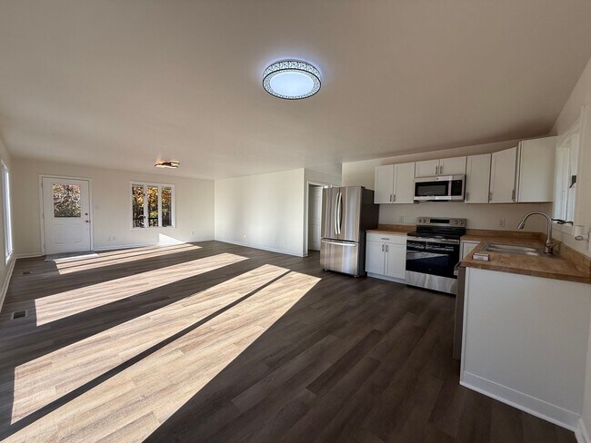 Building Photo - Newly renovated 3 Bedroom 3 Bathroom Home ...