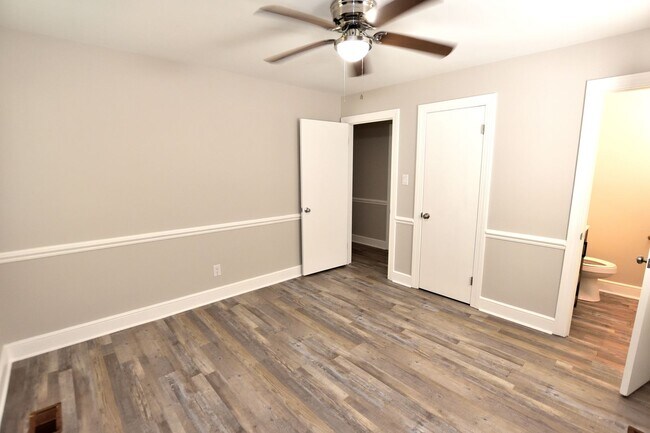 Building Photo - 708 Cedarbrook Dr