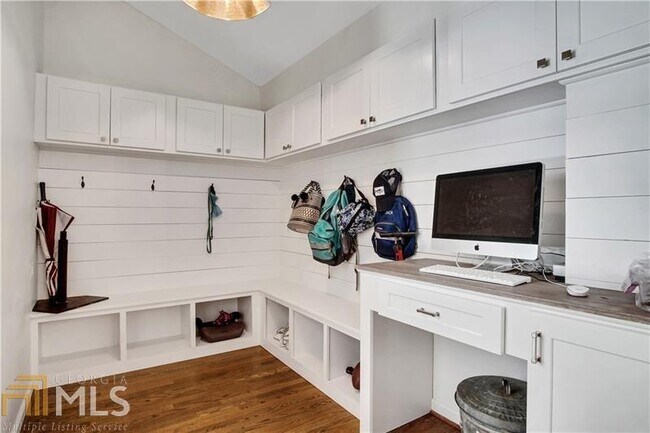 Building Photo - 1042 Northcliffe Dr NW