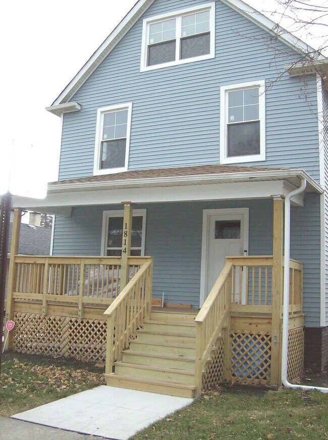 Primary Photo - 1814 Lake St